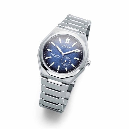 Zilverkleurig Citizen horloge met blauwe wijzerplaat met textuur en stalen band.