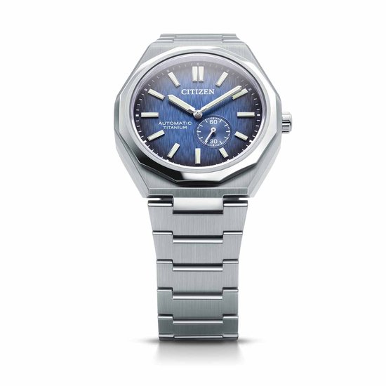 Zilverkleurig Citizen horloge met blauwe wijzerplaat met textuur en stalen band.