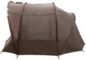 Achterkant van een bruine 2-persoons tent met een raam en ventilatieopeningen.