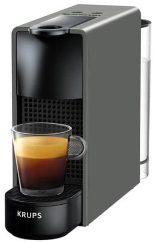 Grijze Krups Essenza Mini koffiemachine met een volle espresso in een glazen kop.