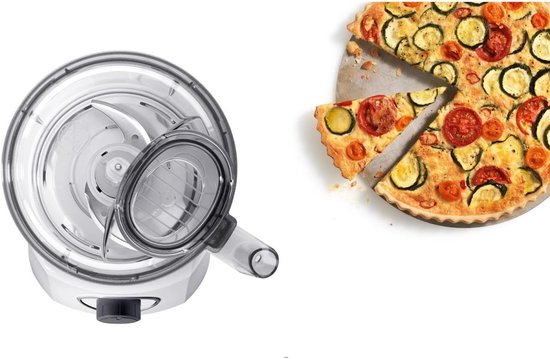 Witte Bosch keukenmachine met deksel open en zichtbare snijschijf. Naast een hartige taart met courgette en tomaat.
