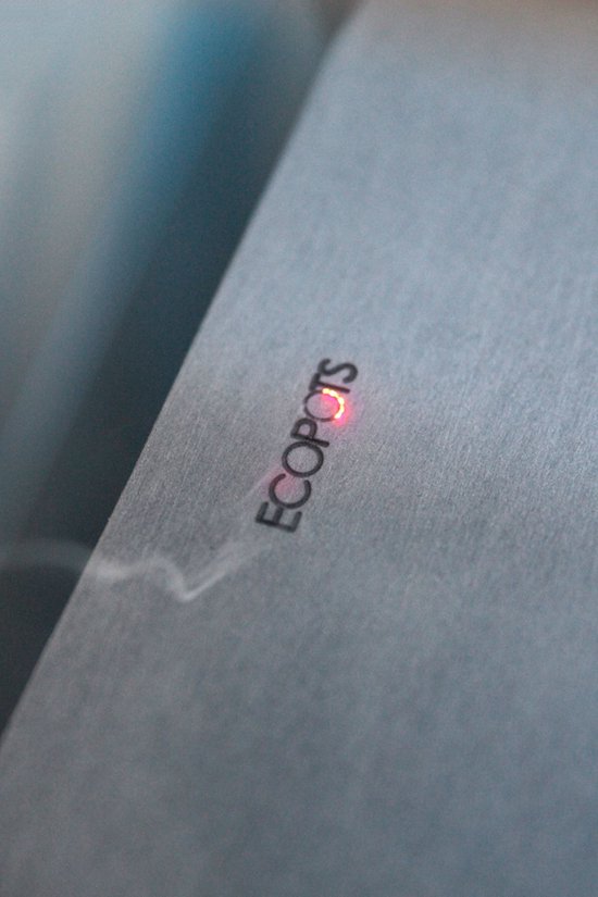 ECOPOTS logo op grijze textuur.