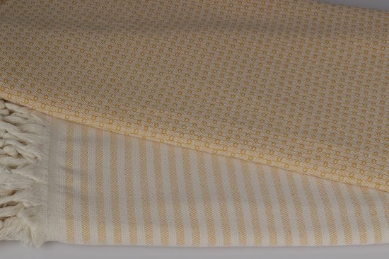 Gele hamamdoek met een streep- en ruitpatroon, met witte franjes aan de zijkant.