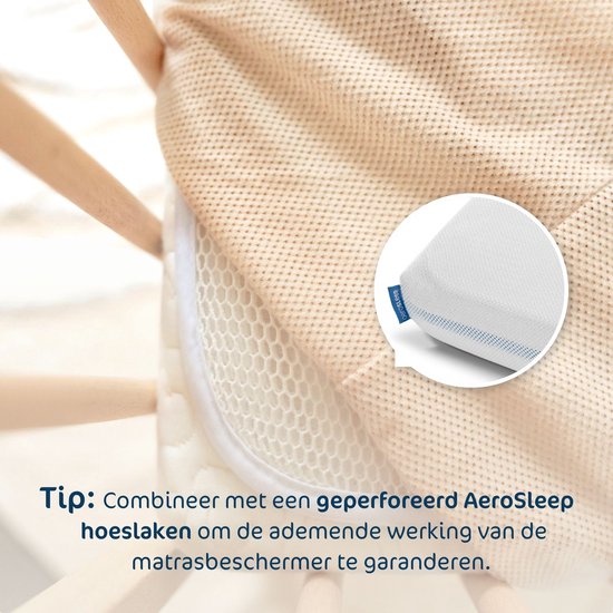 Detail van een matrasbeschermer in een babybedje met een cirkelvormige uitsnede die de 3D-structuur laat zien.