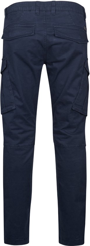 Achterkant van een man in een donkerblauwe cargobroek met kenmerkende zakken.