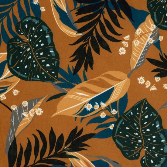 Bruin textiel met een tropische print van bladeren en bloemen in groen, blauw en okergeel.