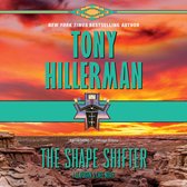 Boekomslag van 'The Shape Shifter' van Tony Hillerman met een woestijnlandschap en een Indiaanse figuur.
