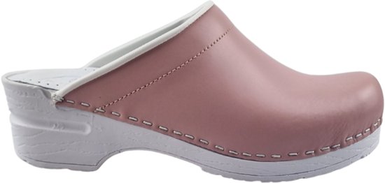 Lichtroze leren klomp met witte rand en witte zool met houtnerf textuur. Zichtbare witte stiksels.