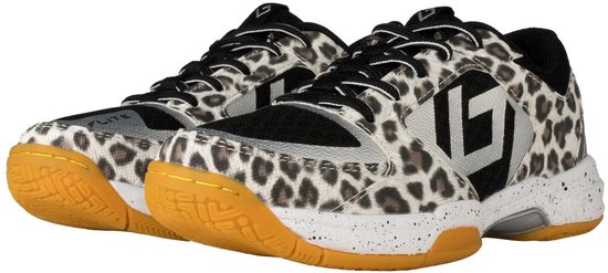 Paar junior hockeyschoenen met luipaardprint, zilveren logo, witte zool met spetters en gele buitenzool.