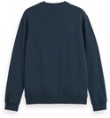 Achterkant van donkerblauwe sweater met ronde hals, gedragen door man.