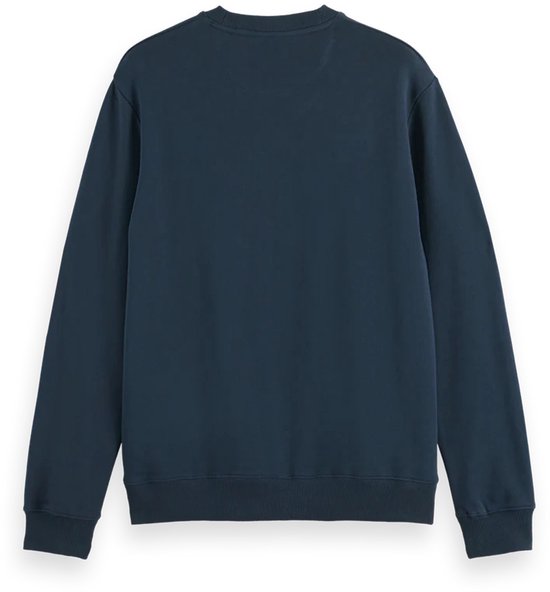 Achterkant van donkerblauwe sweater met ronde hals, gedragen door man.