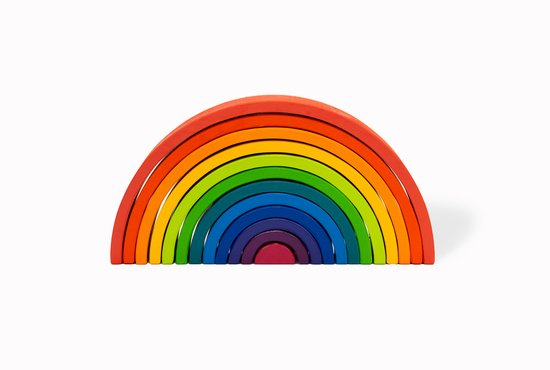 Houten regenboog speelgoed met bogen in de kleuren rood, oranje, geel, groen, blauw en paars.