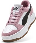 Roze suède Puma sneakers met witte leren neus, zwarte Puma-streep en een witte plateauzool.