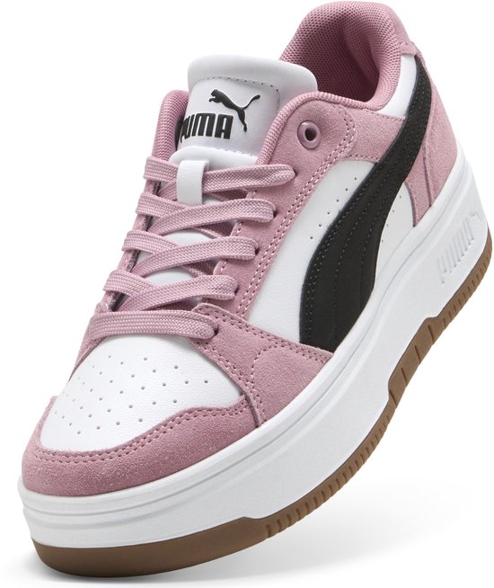 Roze suède Puma sneakers met witte leren neus, zwarte Puma-streep en een witte plateauzool.