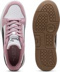 Bovenkant en zool van roze suède Puma sneakers met witte en zwarte accenten. "SOFTFOAM" op binnenzool.