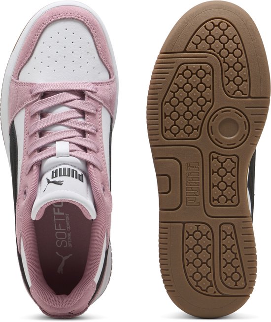 Bovenkant en zool van roze suède Puma sneakers met witte en zwarte accenten. "SOFTFOAM" op binnenzool.