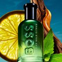 BOSS BOTTLED BOLD CITRUS Eau de Parfum fles met citroenschijf, munt en houtdetails.
