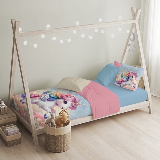 Een eenpersoons bed met een dekbedovertrek met een regenboog eenhoorn print, pastelkleuren, roze en blauw beddengoed.
