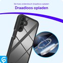 Coque de téléphone transparente et noire avec dos noir mat, prend en charge la charge sans fil. Petite image ronde montrant la coque sur un chargeur sans fil.