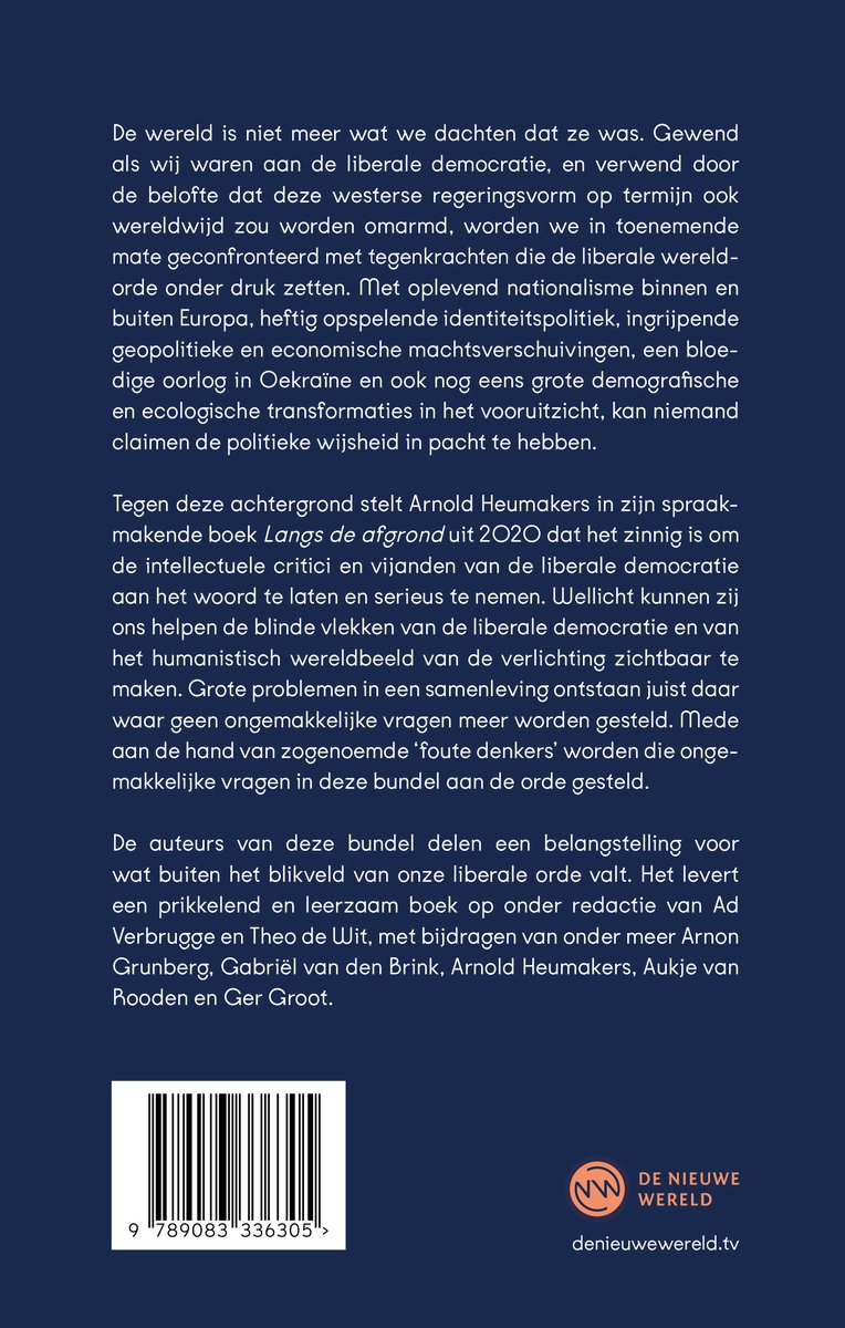 De achterkant van een boek met Nederlandse tekst over de liberale democratie. Een barcode staat onderaan.