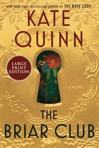 Boek "The Briar Club" van Kate Quinn, met een sleutelgatvormige opening die uitkijkt op bloemen. Grote letter editie.