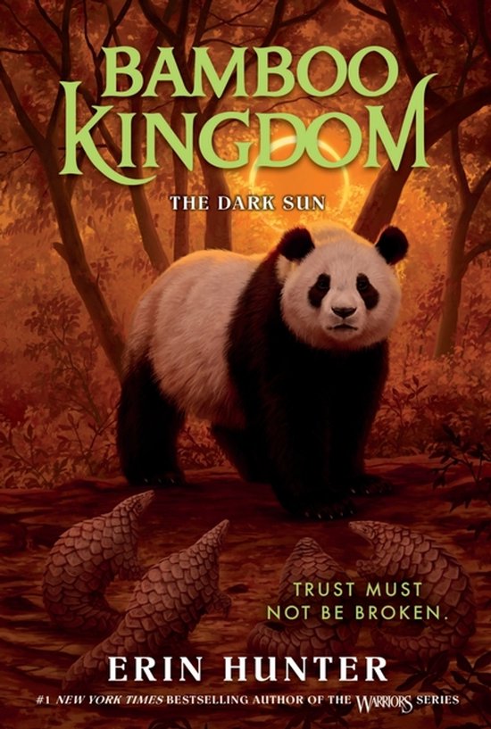 Couverture de livre : Un panda se tient devant une forêt aux feuilles orangées. Deux pangolins sont au premier plan. Titre : Bamboo Kingdom : The Dark Sun.