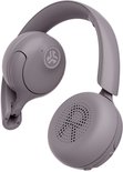 Lichtgrijze draadloze on-ear koptelefoon, gedraaid om het logo op de oorschelp en de perforaties te tonen.