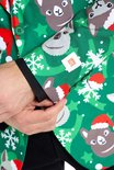 Detail van een groene blazer met kerstprint van lama's, sneeuwvlokken en OppoSuits label.