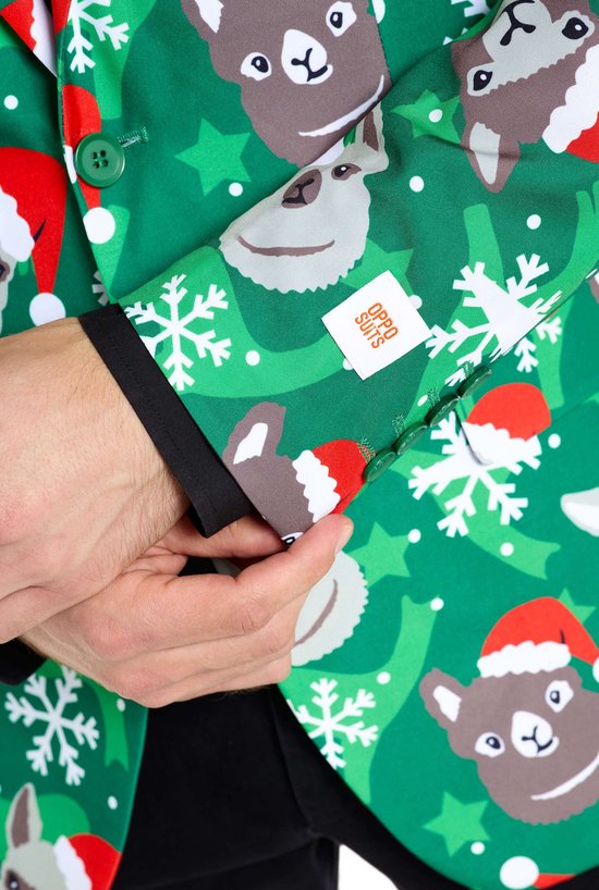 Detail van een groene blazer met kerstprint van lama's, sneeuwvlokken en OppoSuits label.