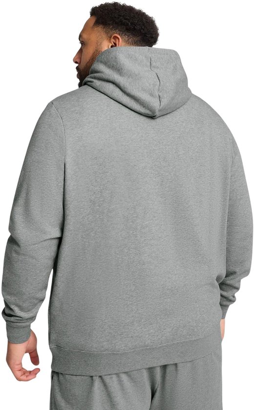 Achterkant van een grijze PUMA hoodie met capuchon, gedragen door een mollige man.