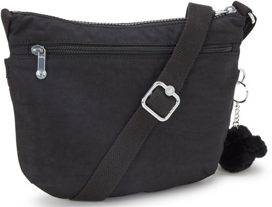 Zwarte Kipling tas met een verstelbare band, ritsvakken en een zwart aapje als sleutelhanger.