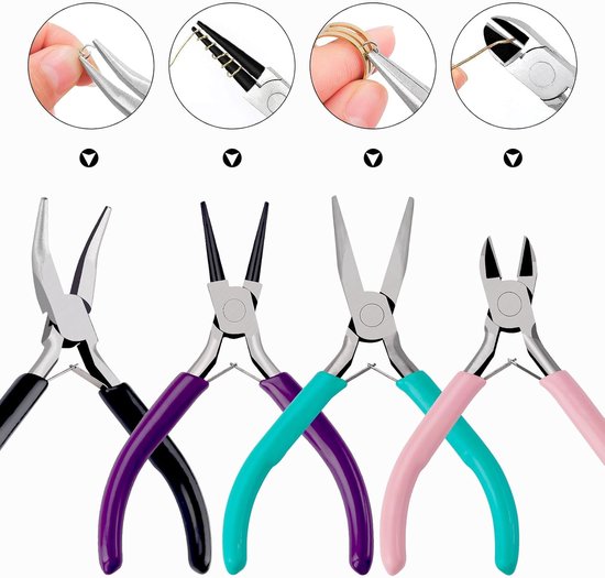 Vier tangen met gekleurde handvatten: zwart, paars, turquoise, roze. Gebruikt om ringen te maken.
