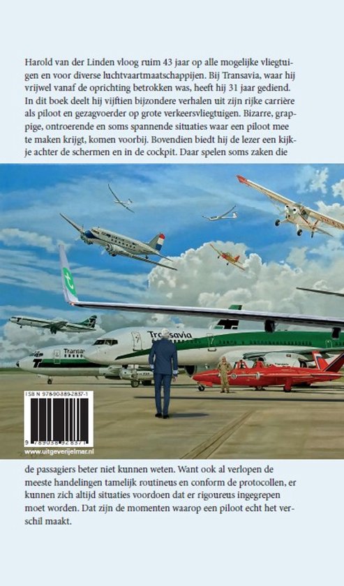 Achterkant boekcover met illustratie van vliegtuigen en een man op het tarmac. ISBN 9789038928377.