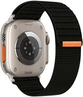 Zwarte nylon band met oranje lusje, om een zilverkleurige Apple Watch.