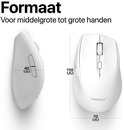 Afmetingen van witte draadloze muis: 40 mm breed aan zijkant, 70 mm breed aan onderkant, 110 mm lang. Tekst "Formaat voor middelgrote tot grote handen".