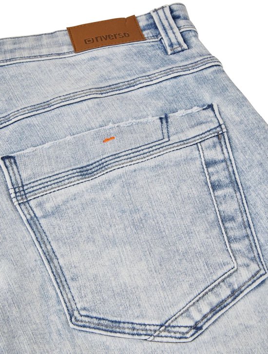 Lichtblauwe spijkerbroek met bruin merklabel op de achterkant en oranje stiksels op de zak.