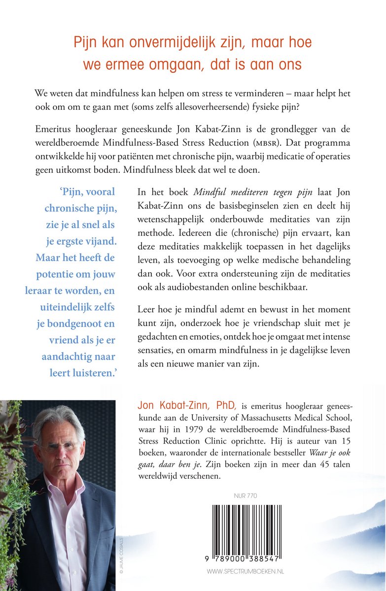 Boek 'Mindful mediteren tegen pijn' met een portret van Jon Kabat-Zinn en een barcode.