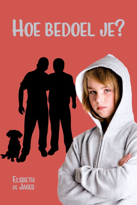 Een meisje met blonde haren, gekleed in een grijze hoodie, staat met gekruiste armen. Op de achtergrond staan twee zwarte silhouetten van mannen en een hond.