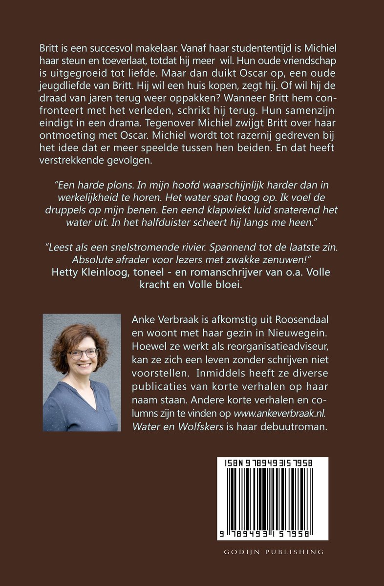 Vrouw met bril en krullend bruin haar, lachend, in grijs-blauwe kleding.