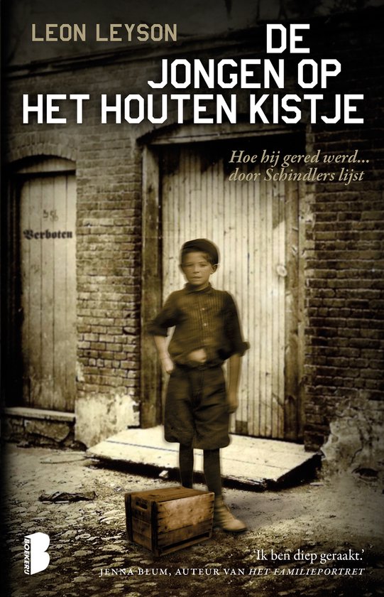 De jongen op het houten kistje