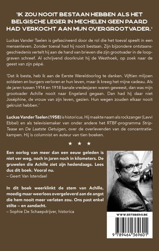 Man met bril en grijs haar, lachend, met tekst over de Tweede Wereldoorlog en Achille.