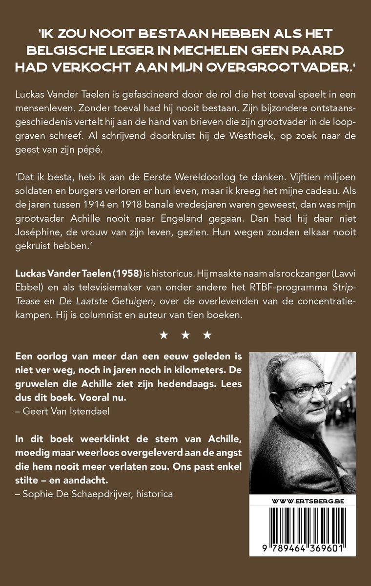 Man met bril en grijs haar, lachend, met tekst over de Tweede Wereldoorlog en Achille.
