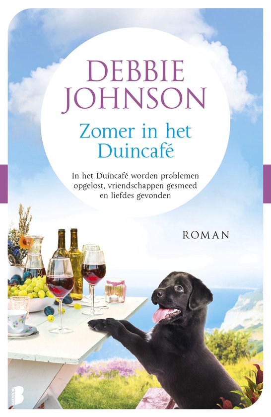 Zwarte labrador puppy ligt op tafel met rode wijn, fruit en uitzicht op zee.