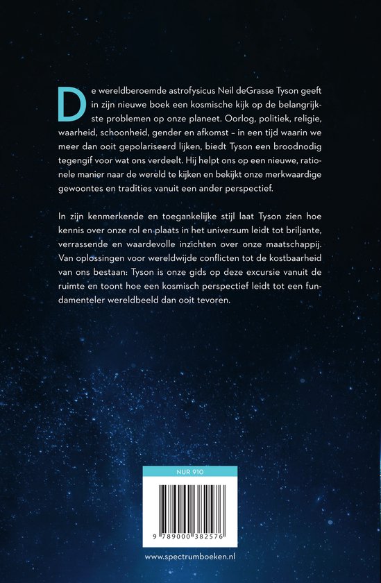 De achterkant van het boek 'Sterrenstof' met een sterrenhemel en de aarde. ISBN-nummer 9789000382576.