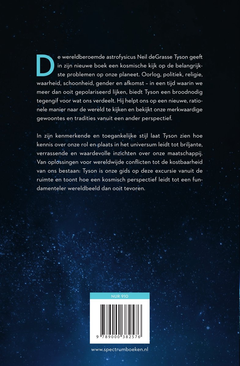 De achterkant van het boek 'Sterrenstof' met een sterrenhemel en de aarde. ISBN-nummer 9789000382576.