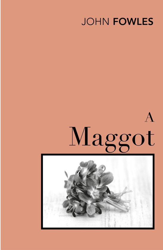 Boek kaft met de titel 'A Maggot' door John Fowles, met een zwart-witafbeelding van een bosje bloemen.