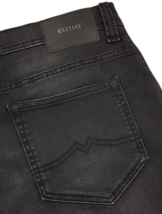 Detail van de achterzakken en Mustang label op een grijze denim short.
