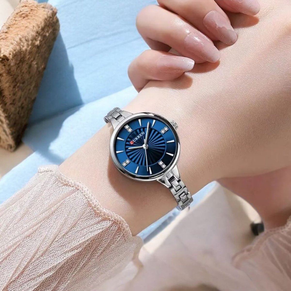 CURREN Luxe Dameshorloge Zilverkleur met blauwe wijzerplaat - Elegante Roestvrijstalen Horloge met Kristallen - Waterdicht