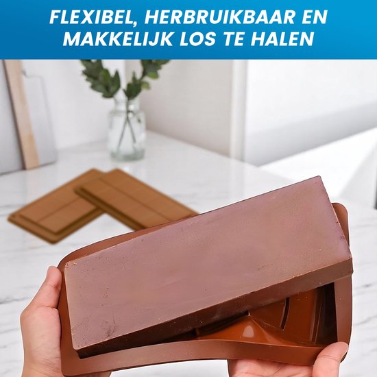 Handen houden een bruine chocoladereep uit een flexibele siliconen mal.