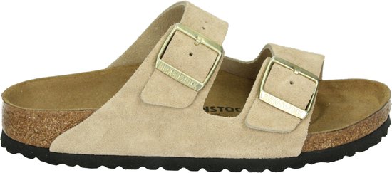 Beige suède Birkenstock slipper met twee banden en gespen, profiel van de zool zichtbaar.